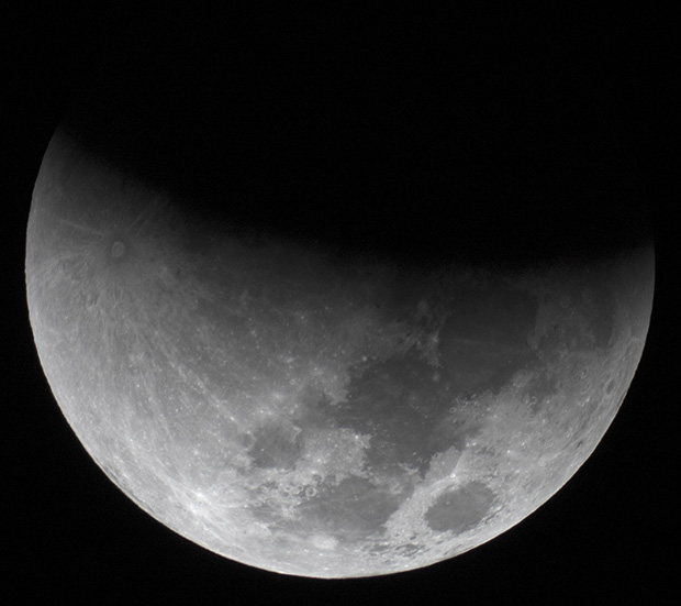partial umbral lunar eclipse phase during supermoon, 2015